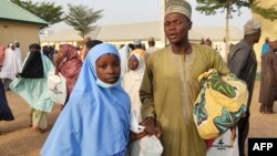 Une fille kidnappée réagit alors qu'elle retrouve un membre de sa famille à Jangebe, dans l'État de Zamfara, le 3 mars 2021 après leur enlèvement dans un pensionnat du nord-ouest du Nigéria, la semaine dernière le 26 février 2021.