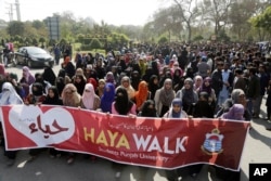 Students of Punjab University rally to condemn the Valentine's celebration, in Lahore, Pakistan, Feb. 14, 2018. Pakistan's media regulatory authority, acting on a court order, instructed Feb. 8, 2018, that all news channels, radio stations and and print media refrain from promoting Valentine's Day.
