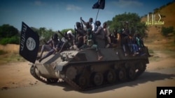 Foto dari video Boko Haram menunjukkan pejuang Boko Haram berparade di atas tank. Boko Haram menguasai kota Chibok di negara bagian Borno, tempat 276 siswa perempuan diculik, 9 November 2014.