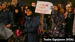 Родители и деца се придружија на протестниот марш низ Скопје