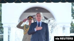 Perdana Menteri Pakistan Shehbaz Sharif mengikuti upacara penjaga kehormatan di rumah kediaman perdana meneteri di Islamabad, Pakistan, pada 12 April 2022. (Foto: Press Information Department (PID) Handout via Reuters)