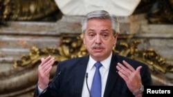 ARCHIVO - El presidente de Argentina, Alberto Fernández, durante un acto oficial en la Casa Rosada, en Buenos Aires, en abril de 2022.