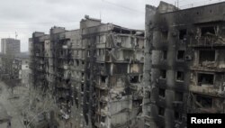 Bangunan tempat tinggal yang hancur akibat konflik Ukraina-Rusia di kota pelabuhan selatan Mariupol, Ukraina 14 April 2022. Gambar diambil dengan drone. (REUTERS/Pavel Klimov)