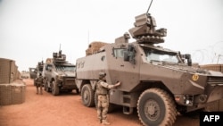 Des véhicules blindés Griffon de l'opération Barkhane se préparent à partir pour la dernière patrouille avant la cérémonie de remise de la base militaire de Barkhane à l'armée malienne à Tombouctou, le 14 décembre 2021. (Photo FLORENT VERGNES / AFP)