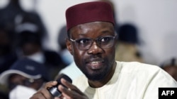 Le chef de l'opposition sénégalaise Ousmane Sonko, accusé de viol, s'entretient avec les médias au siège de son parti à Dakar le 8 mars 2021 après avoir été libéré de détention.