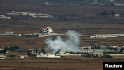 Khói bốc lên sau một vụ nổ gần cửa khẩu Quneitra ở Syria.