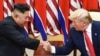 Pemimpin Korut Kim Jong Un dan Presiden AS Donald Trump dalam pertemuan di Panmunjom, 30 Juni 2019 (foto: dok). 