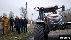 Presiden Andrzej Duda mengunjungi lokasi terjadinya ledakan rudal di Przewodow, sebuah desa di Polandia timur dekat perbatasan dengan Ukraina, Kamis (16/11). 