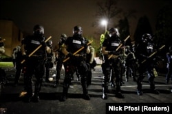 Des agents montent la garde devant le département de police de Brooklyn Center, à Brooklyn Center, Minnesota, États-Unis, le 11 avril 2021.