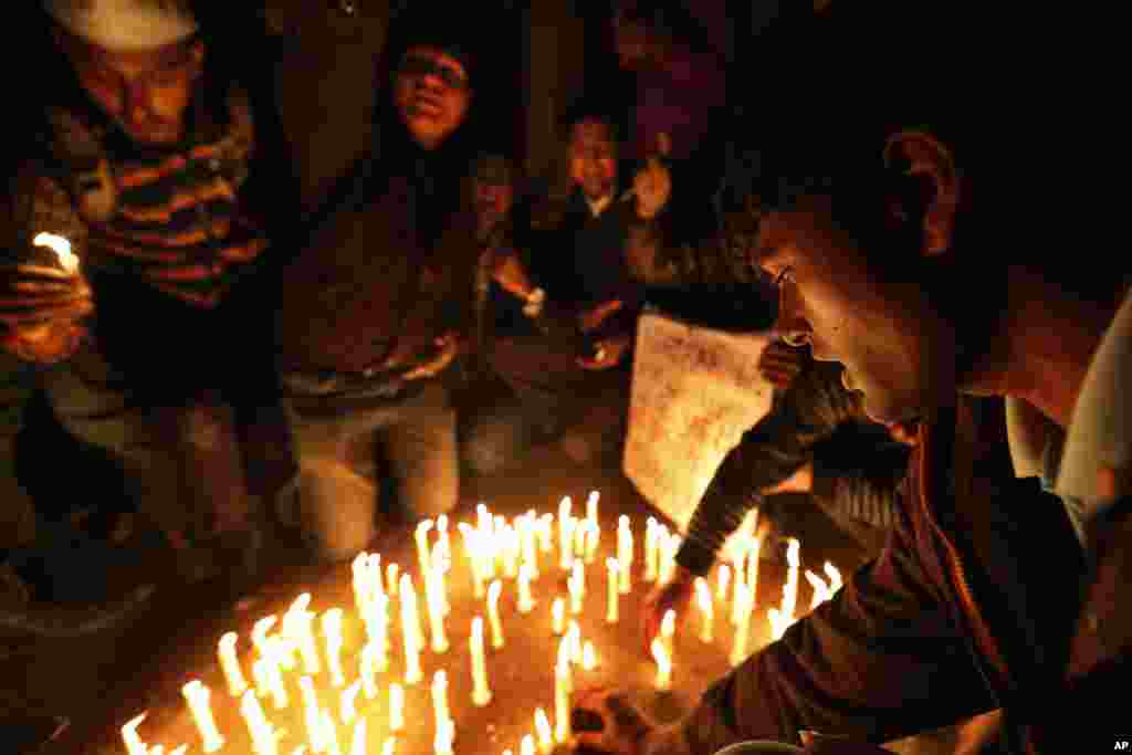 People participate in a candlelight vigil for the fast recovery of a young woman as she fights for her life at a hospital after being brutally raped and tortured, in New Delhi, India, December 21, 2012.