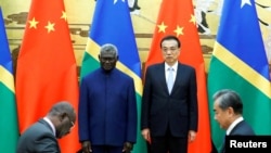 Dari Kiri: PM Kepulauan Solomon Manasseh Sogavare, Menlu Kepulauan Solomon Jeremiah Manele, PM China Li Keqiang dan Penasihat Negara dan Menlu China Wang Yi menghadiri upacara penandatanganan di Aula Besar Rakyat di Beijing, China, 9 Oktober , 2019. (REUTERS/Thomas Peter)