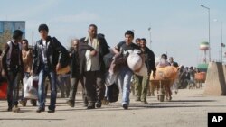 Sejak berkuasanya kembali Taliban di Afghanistan, puluhan ribu warga Afghanistan menyeberang ke Pakistan untuk mengungsi (foto: dok). 