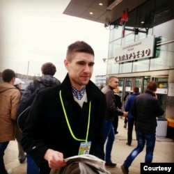 Los Angeles-based Russian journalist Vitaly Ataev Troshin distributes copies of his local newspaper New Moscow, near a metro station in Moscow, Russia, during a 2017 visit. (Photo courtesy of Vitaly Ataev Troshin)