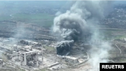 Presiden Rusia Vladimir Putin memerintahkan pasukannya untuk tidak menyerbu sebuah pabrik baja di kota Mariupol, Ukraina, di mana pasukan Ukraina terakhir yang tersisa bertahan, sebagai ilustrasi. (Foto: Reuters)