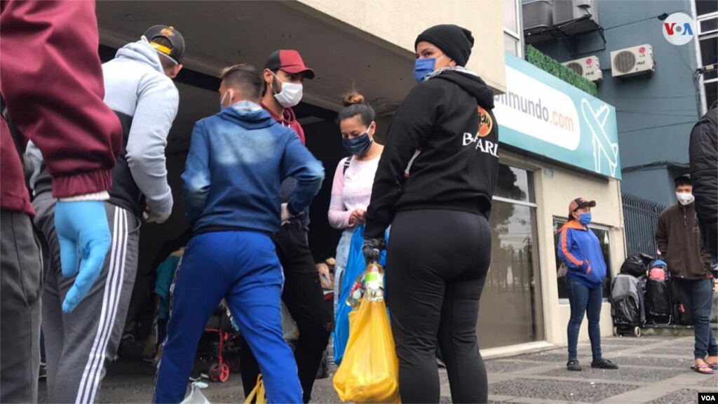 "Escasearon los trabajos, los arriendos ya había que pagarlos, ya no podíamos sustentarnos más. Y lo que queremos es irnos para Venezuela”, dijo uno de los venezolanos, a las afueras del consulado.