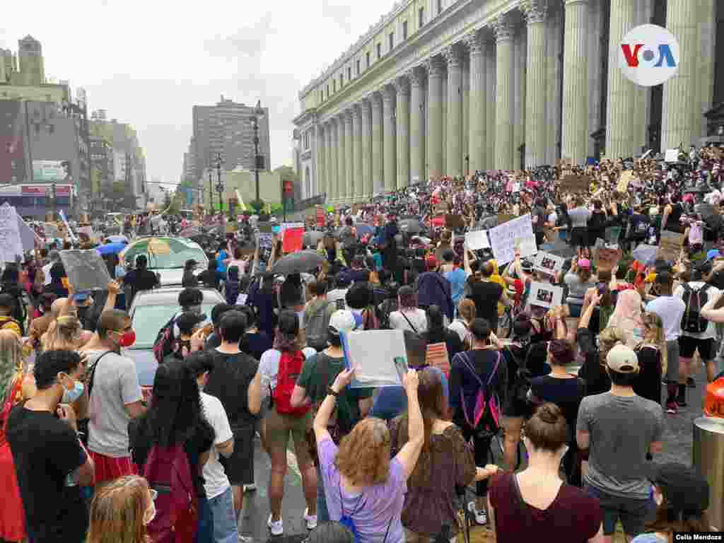 Manifestantes se detienen frente a la estación de trenes de Pennsylvania tras avanzar sobre la calle 34. Foto: Celia Mendoza-VOA 