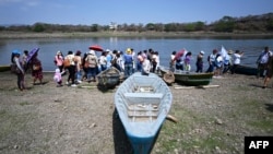 Defensores ambientales de El Salvador, Guatemala y Honduras realizan una manifestación contra la empresa minera Cerro Blanco en el lago Guija en Metapán, El Salvador, el 19 de abril de 2024.
