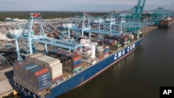 一艘运载中国进口商品的集装箱货轮5月10日在维吉尼亚州诺福克港口卸货。