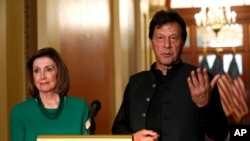 Perdana Menteri Imran Khan (kanan) berbicara kepada para wartawan bersama Ketua DPR AS Nancy Pelosi, Capitol Hill, di Washington, 23 Juli 2019. 