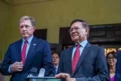 រូបឯកសរ៖ ​ឯកអគ្គរដ្ឋទូតសហរដ្ឋ​អាមេរិកប្រចាំ​នៅ​កម្ពុជា លោក Patrick Murphy និង​លោក កឹម សុខា ប្រធាន​គណបក្ស​សង្រ្គោះជាតិ​ ដែល​រដ្ឋា​ភិបាលបាន​រំលាយ បាន​ថ្លែង​សារ​ទៅកាន់អ្នកសារព័ត៌មាន​ បន្ទាប់ពីជំនួប​ដំបូង​របស់ពួកគេ នៅ​គេហដ្ឋាន​របស់​លោក ក្នុង​រាជធានី​ភ្នំពេញ​ កាលពី​ថ្ងៃទី១១ ខែវិច្ឆិកា ឆ្នាំ២០១៩។