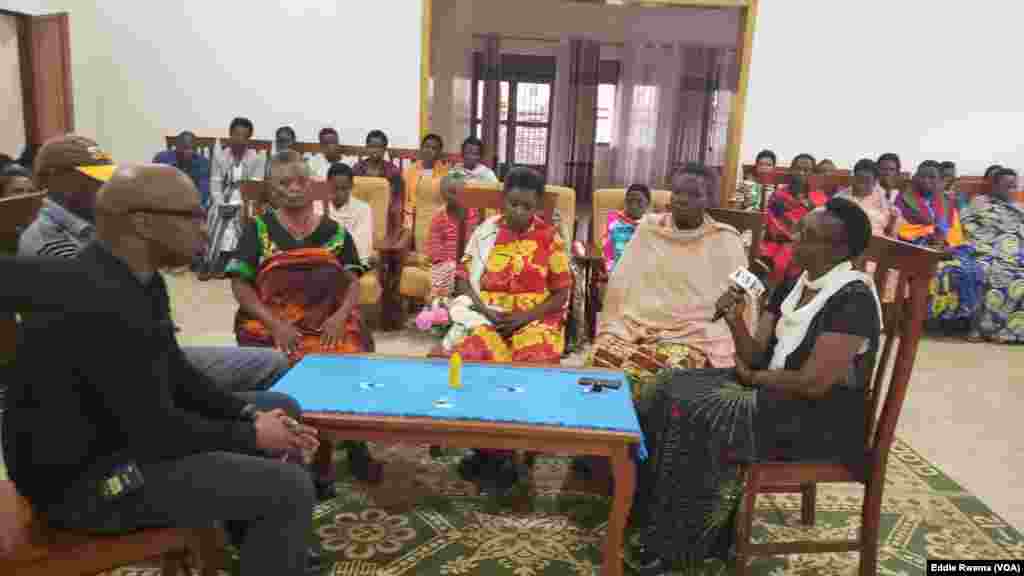 Bamwe mu babyeyi bagizwe incike na jenoside&nbsp;batuye mu nzu yabagenewe iri mu karere ka Bugesera mu ntara y'uburasirazuba bw'u Rwanda mu kiganiro n'umunyamakuru w'Ijwi ry'Amerika Eddie Rwema