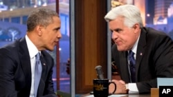 Presiden Obama dan Jay Lenno berbincang saat jeda untuk penayangan iklan dalam program “The Tonight Show with Jay Leno” di Los Angeles, 6 Agustus 2013 (Foto: dok).