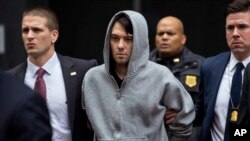 Martin Shkreli, mantan manajer hedge-fund yang dikecam karena membeli sebuah perusahaan farmasi dan menaikkan harga obat-obatan yang sangat penting untuk menyelamatkan pasien, telah ditangkap di New York.