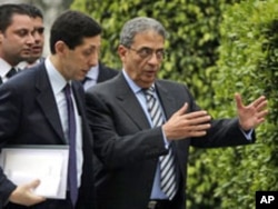 Amr Moussa, Secretary General of the Arab League, right, talks to his Chief of Staff Hisham Youssef at the Arab League headquarters in Cairo, Egypt (file photo)