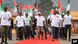 Le président Pierre Nkurunziza, au centre, arrive à la conférence nationale du parti au pouvoir CNDD-FDD dans la province rurale de Gitega, au Burundi le 26 janvier 2020.