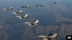 ARCHIVO - Cuatro aviones de combate F-35 de la Fuerza Aérea de Corea del Sur, en el fondo, y cuatro aviones de combate F-16 de la Fuerza Aérea de EEUU sobrevuelan Corea del Sur durante un simulacro aéreo conjunto en esa nación asiática en noviembre de 2022.