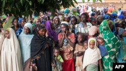 FILE - Refugees from Central Africa wait in Cameroonian Garoua Boulaï border town for foods and clothes delivering by humanitarian associations, April 25, 2014. 