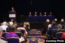 លោក David Chandler ថ្លែង​សន្ទរកថា​ទៅ​កាន់​ទស្សនិកជន​នៅ​សន្និសីទ​ប្រចាំ​ឆ្នាំ​ ២០១៨ របស់​សមាគម​នេះ ​ក្នុង​រដ្ឋធានី​វ៉ាស៊ីនតោន កាល​ពី​ថ្ងៃ​ទី​២២ ដល់​ថ្ងៃ​ទី​២៥ ខែ​មីនា។ (រូបថតផ្តល់ឲ្យដោយ Association for Asian Studies)