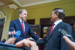 រូបឯកសារ៖ ឯកអគ្គរដ្ឋទូតសហរដ្ឋ​អាមេរិកប្រចាំ​នៅ​កម្ពុជា លោក Patrick Murphy ចាប់ដៃ​លោក កឹម សុខា ប្រធាន​គណបក្ស​សង្រ្គោះជាតិ​ដែល​ត្រូវបាន​រំលាយ នៅ​គេហដ្ឋាន​របស់​លោក កឹម សុខា ក្នុង​រាជធានី​ភ្នំពេញ​ ថ្ងៃទី១១ ខែវិច្ឆិកា ឆ្នាំ២០១៩។