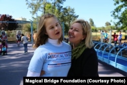 Засновниця фундації Оленка Стеців Віллареаль разом із донькою Евою, яка надихнула її до створення майданчика і назвала його "Чарівний міст"
