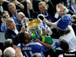 از سال ۲۰۰۳ تا کنون، باشگاه چلسی ۱۹ جام به دست آورده است