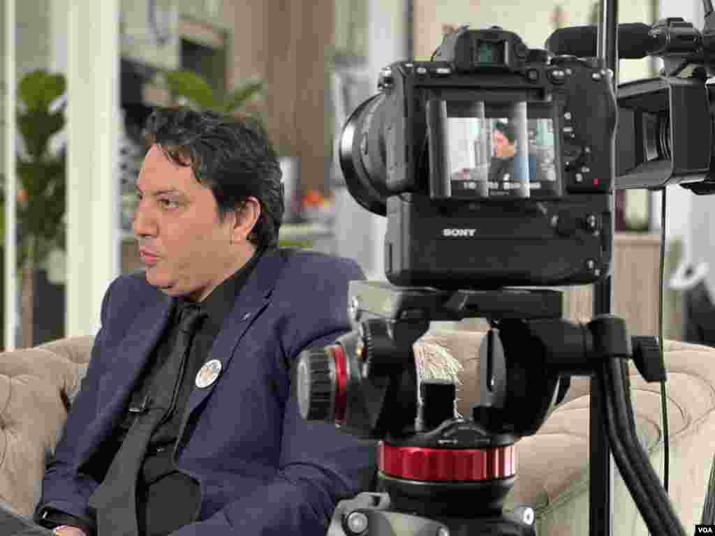 پشت صحنه فیلمبرداری مصاحبه بخش فارسی صدای آمریکا ​با علیرضا قندچی، همسر فائزه فلسفی و پدر پارسا و درسا قندچی، از جان باختگان پرواز پی اس ۷۵۲