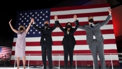 Ứng cử viên tổng thống Đảng Dân chủ Joe Biden, phu nhân Jill Biden, ứng cử viên phó tổng thống Đảng Dân chủ Kamala Harris và phu quân Douglas Emhoff ăn mừng sau khi ông Biden chính thức nhận đề cử tại Đại hội Đảng Dân chủ Toàn quốc 2020.