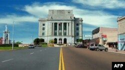 Ai đến Texarkana cũng hay chụp kiểu hình một chân đứng trên Texas, chân kia đứng trên Arkansas phía trước 1 tòa nhà liên bang duy nhất ở Mỹ nằm ở cả 2 bang