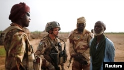 L’armée malienne (FAMa) et des soldats français (GTD) dans la région de Gourma dans le cadre de l’opération Barkhane à Ndaki, Mali, 29 juillet 2019.