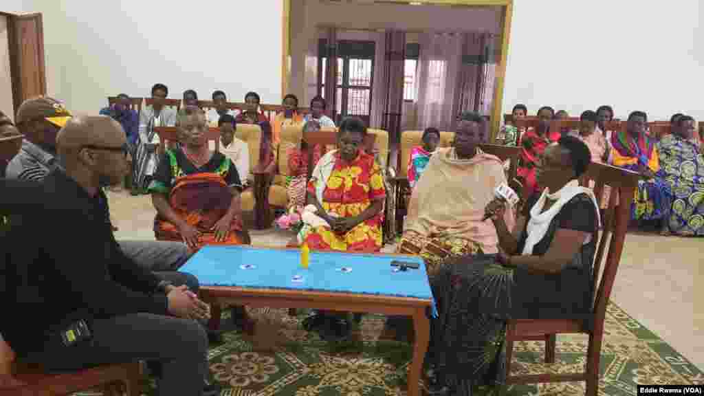 Bamwe mu babyeyi bagizwe incike na jenoside&nbsp;batuye mu nzu yabagenewe iri mu karere ka Bugesera mu ntara y'uburasirazuba bw'u Rwanda mu kiganiro n'umunyamakuru w'Ijwi ry'Amerika Eddie Rwema