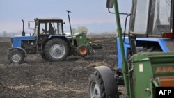 Un agriculteur apprêtant un champ pour la culture de l'avoine, à l'est de Kiev, le 16 avril 2022. (Photo Genya SAVILOV / AFP)