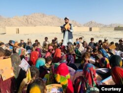 Matiullah Wesa, aktivis pendidikan Afghanistan, membacakan buku untuk siswa di kelas terbuka di pedesaan Afghanistan. (Foto: Istimewa/Matiullah Wesa)
