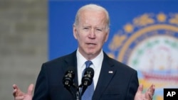Presiden AS Joe Biden berbicara soal agenda infrastrukturnya dalam kunjungannya ke New Hampshire pada 19 April 2022. (Foto: AP/Patrick Semansky)