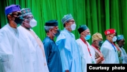 Shugaba Muhammadu Buhari (tsakiya) a wajen taron majalisar zartarwar jam'iyyar APC A Abuja (Hoto: Fadar shugaban kasa)