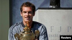 Presiden Belarus, Alexander Lukashenko, menyapa Kanselir Jerman Angela Merkel (tengah) dan Presiden Perancis Francois Hollande (kiri) di Minsk (11/2). ​(AP/Sergei Grits)