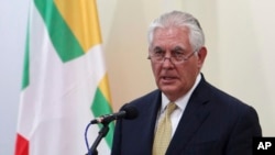 លោក Rex Tillerson រដ្ឋមន្ត្រី​ការបរទេស​អាមេរិក​ថ្លែង​ក្នុង​សន្និសីទ​កាសែត​រួម​មួយ​ជាមួយ​នឹង​លោកស្រី​ អង់សាន ស៊ូជី រដ្ឋមន្ត្រី​ការបរទេស​មីយ៉ាន់ម៉ា នៅ​ក្រសួង​ការបរទេស​ក្នុង​ក្រុង​ណៃពិដោរ ប្រទេស​មីយ៉ាន់ម៉ា កាលពី​ថ្ងៃទី១៥ ខែវិច្ឆិកា ឆ្នាំ២០១៧។