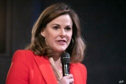 Campbell Brown, jefe del equipo de asociaciones de noticias de Facebook, presenta al CEO de Facebook, Mark Zuckerberg, en el Paley Center, el 25 de octubre de 2019 en Nueva York.