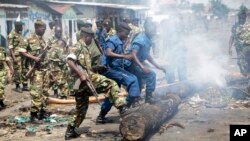 Police and army clear barricades set by opposition demonstrators in the Cibitoke district of the capital Bujumbura, in Burundi, May 25, 2015. 