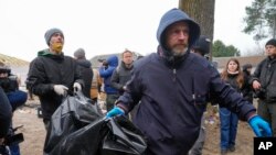 اوړند مامورين په بوچا کې وژل شوي کسان انتقالوي