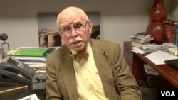 纽约大学亚美法学研究所的资深教授孔杰荣 (Jerome Cohen)接受美国之音采访（资料照片，2013年11月）​